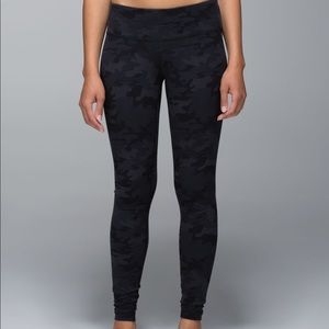 LULULEMON Black & Gray Camo Wunder Under Leggings